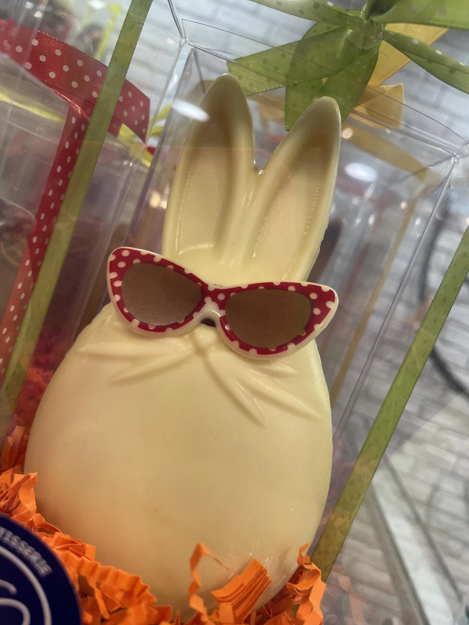 Lapin en chocolat blanc avec lunettes