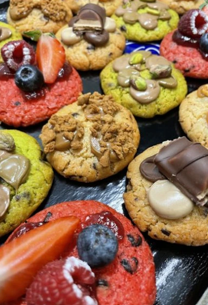 Cookies garnis aux fruits, au chocolat et aux pistaches