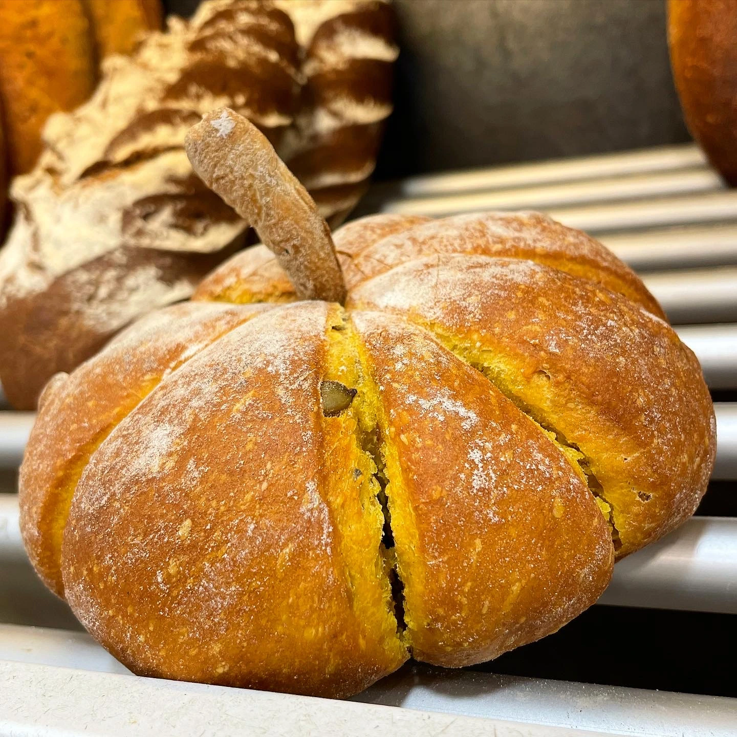 Pain à la courge façonné en forme de citrouille