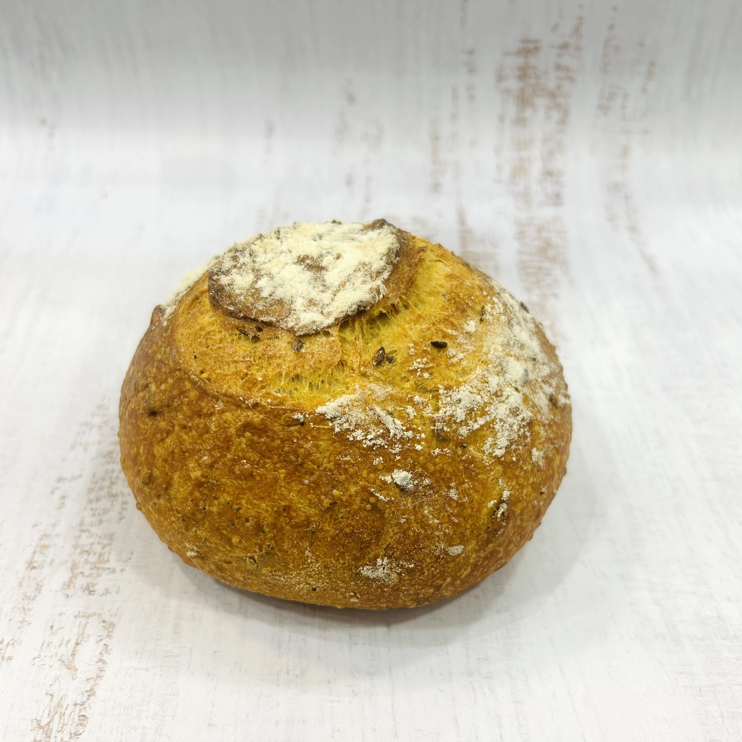 Pain rond à la patate douce à la croûte dorée et farinée