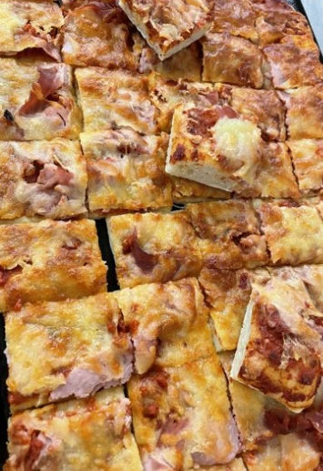 Parts de pizza au jambon et au fromage